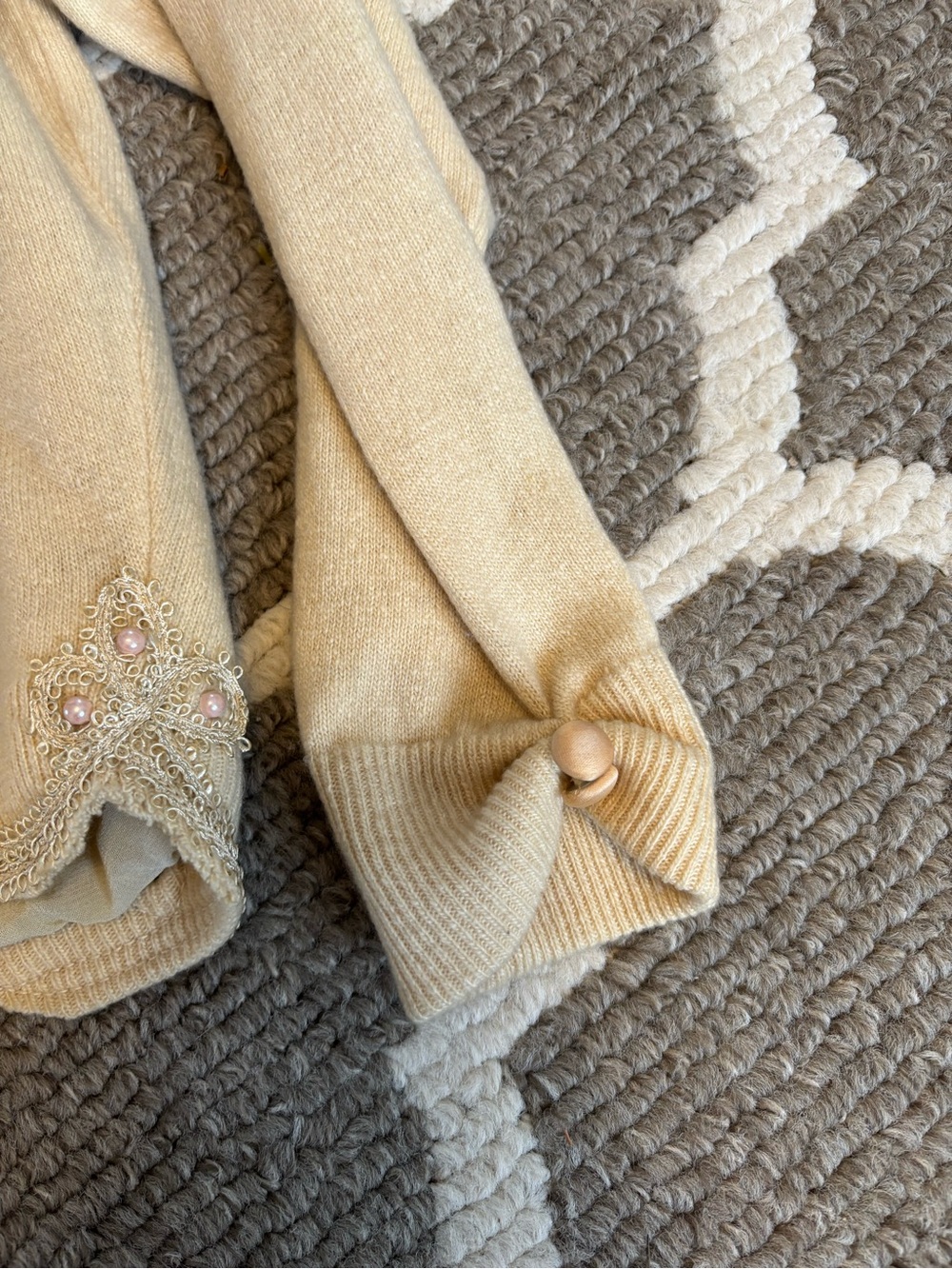 Beautiful Vintage Canadian Fur Co Cashmere Cardigan with Mink collar - Picture 3 of 9